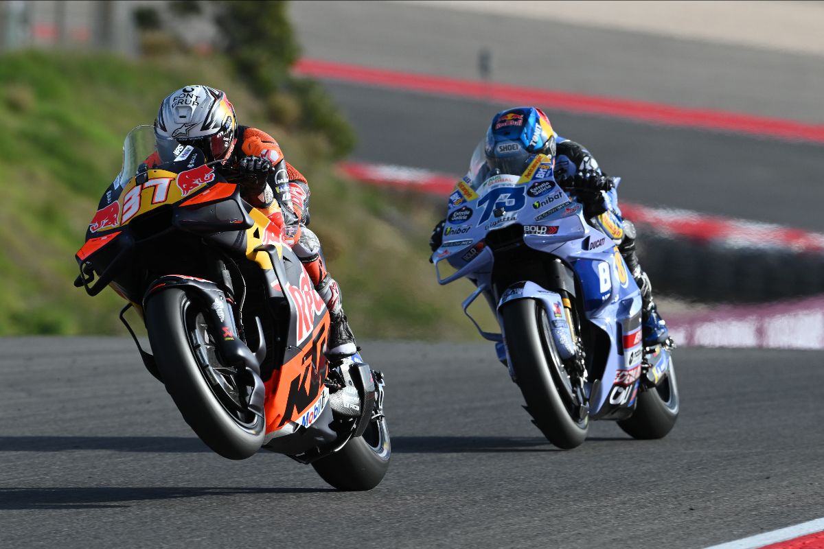 画像: 深いブレーキングでアレックス・マルケスを抑え込むアコスタ。