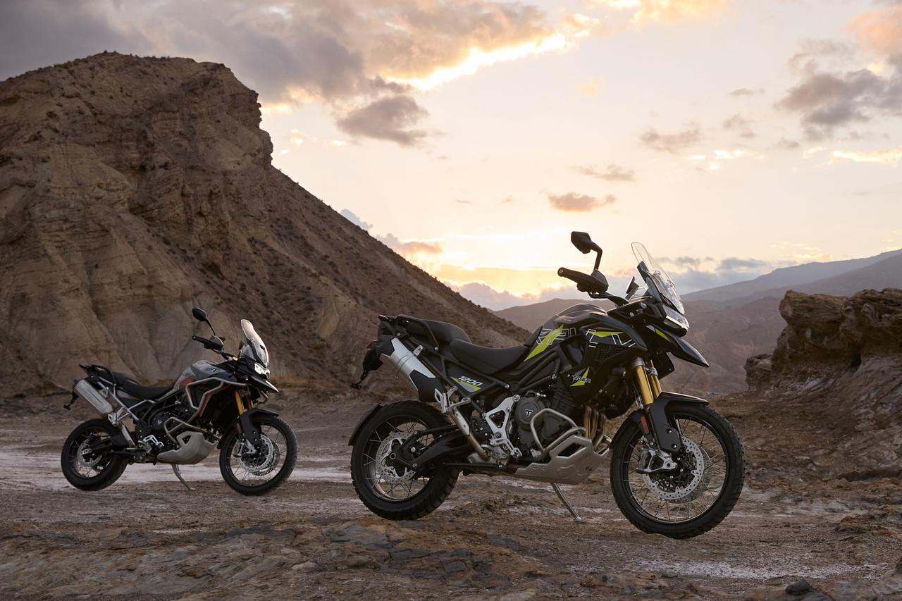 画像: 左:Tiger 900 Desert Edition|右:Tiger 1200 Desert Edition