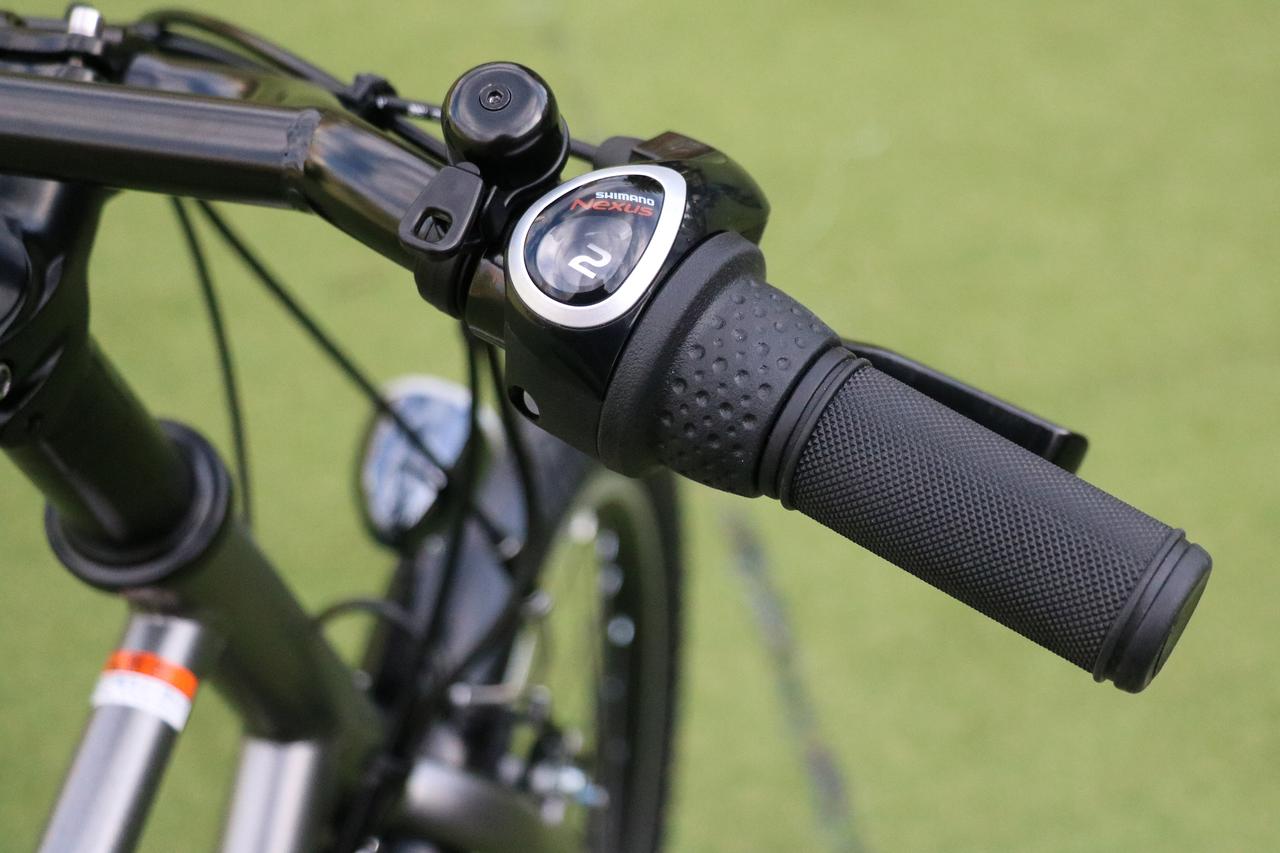 画像2: ▲ハンドル左にはアシストのパワーモードを3段階で調節する時計付きの「スマートクロックスイッチ」、右には3段階のギアチェンジを可能にするグリップ型のシフターが装備されている。