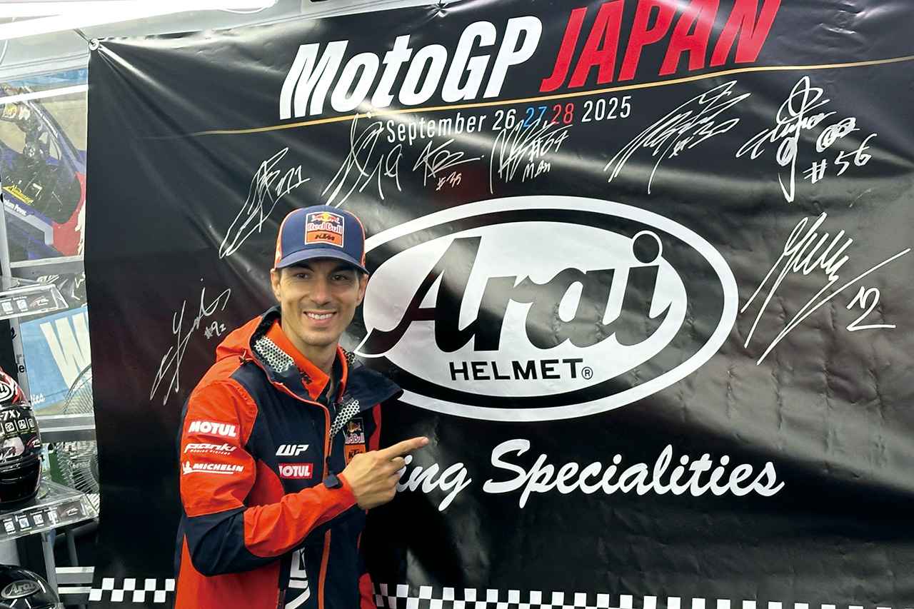 画像: ライダーが立ち寄るのはバイクメーカーやスポンサーメーカーのブース。多くのライダーは笑顔で気さくに対応してくれる。こんなに近くで会えると、ますますファンになっちゃうよねぇ。