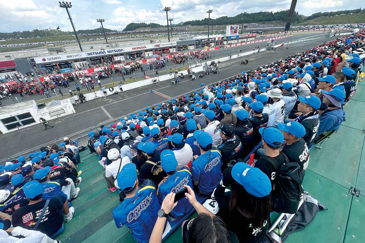 画像: コース目前の特別観戦スタンドに、日本が誇るMotoGPライダーである小椋藍選手（アプリリア）の応援席が登場。