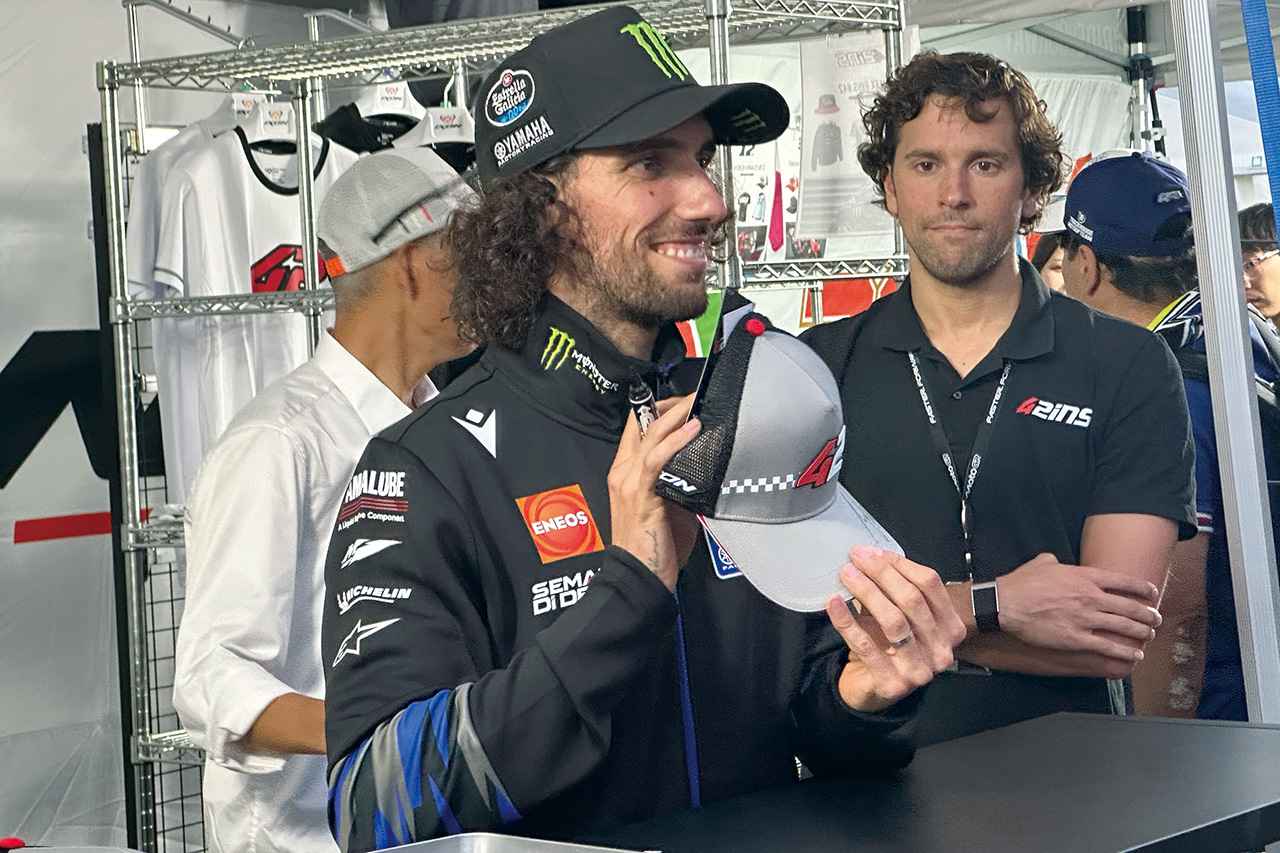 画像: 近年は、イベントスペースの販売ブースでMotoGPライダーがサイン会を行うことも。来場するライダーや時間などは各ブースでアナウンスされているので、チェックしておくとライダーに会えるぞ！