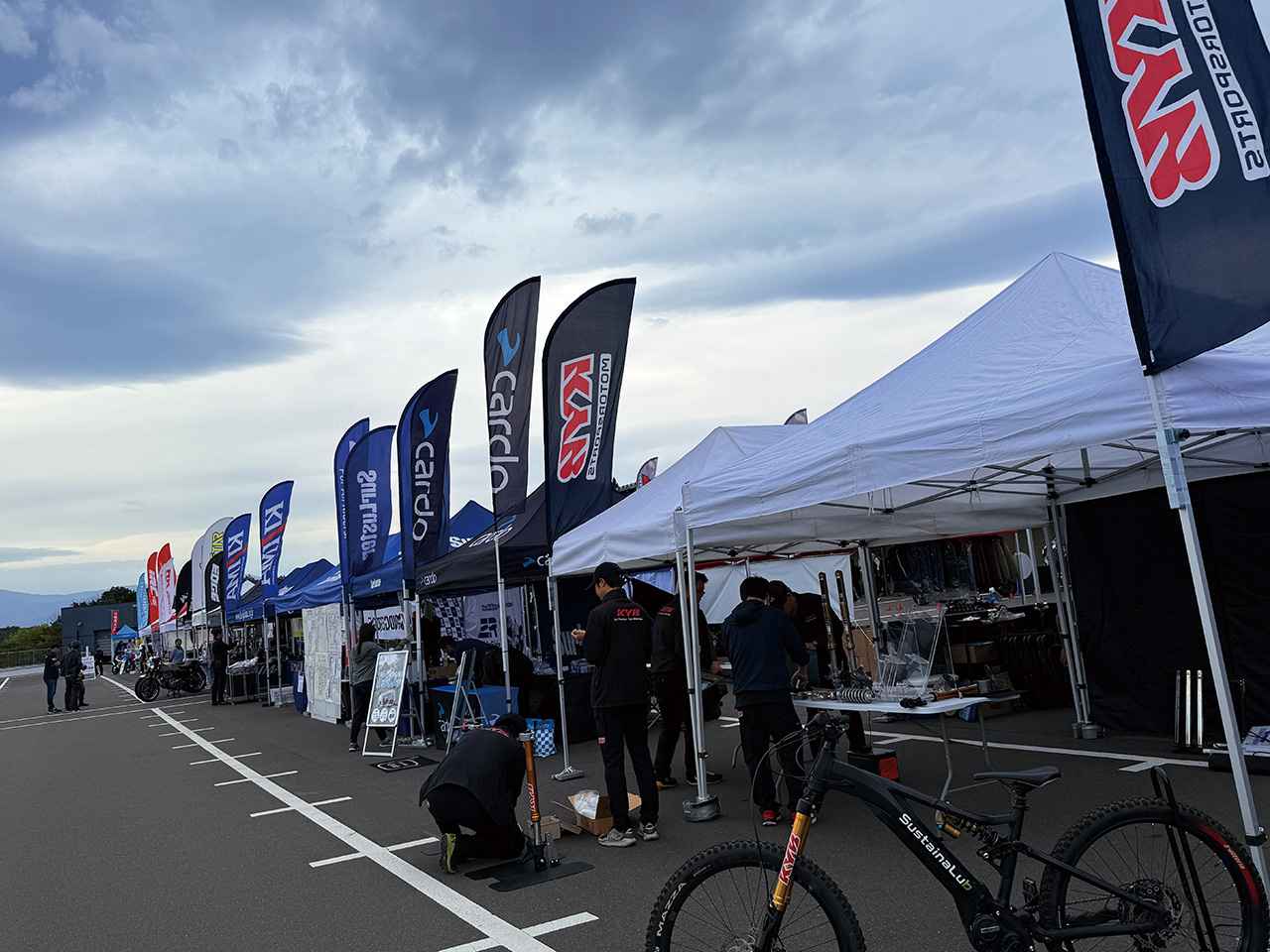 画像: ▲バイク用品メーカーを中心に、多数並ぶブース出展。イベントでの買い物は楽しい！