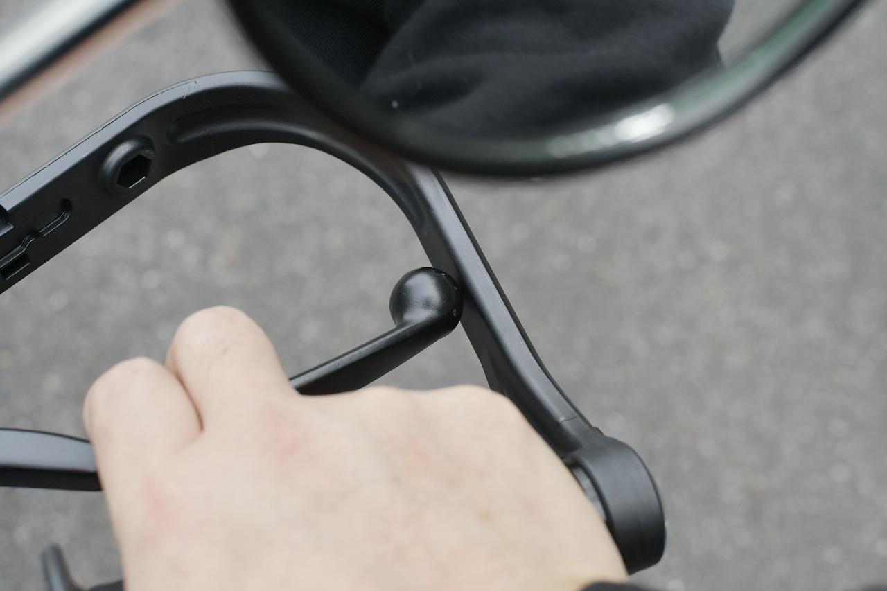 画像1: スロットル側はレバーの干渉を解消したい