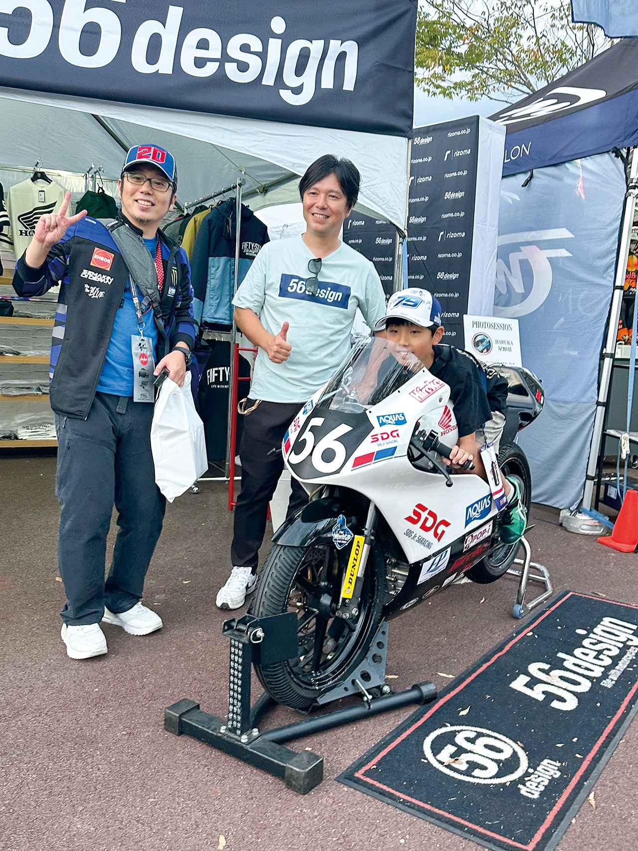 画像: 元MotoGPライダー 中野真矢さん 2008年までMotoGPに参戦していた中野真矢さんは、自らが立ち上げたブランド56デザインのブースでファンサービス！
