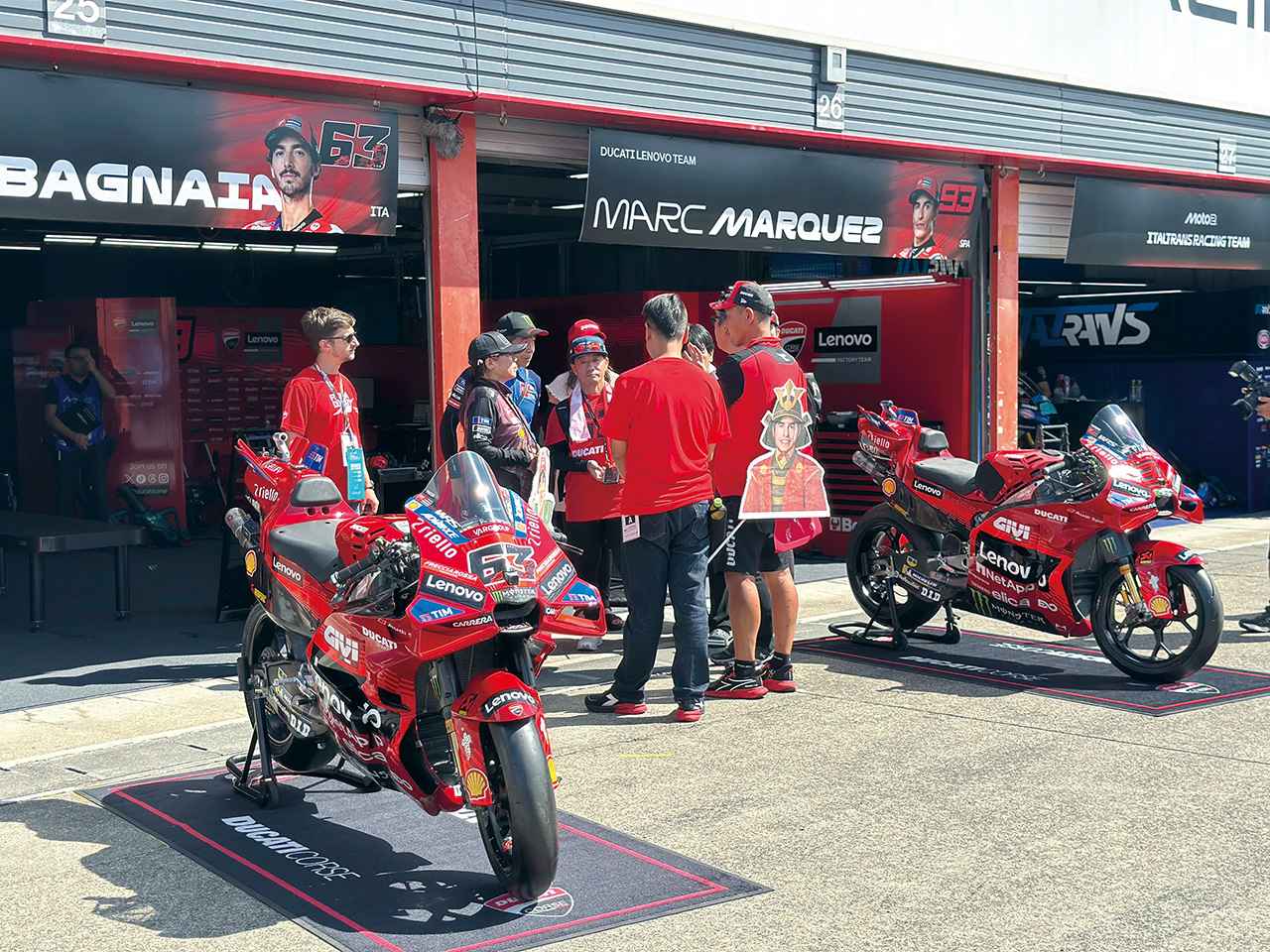 画像: ピットウォークに参加すると、各メーカーのMotoGPマシンを間近で見ることができる。子どものために開催されているキッズピットウォークでは、さらにピットの近くまで行くことができる。