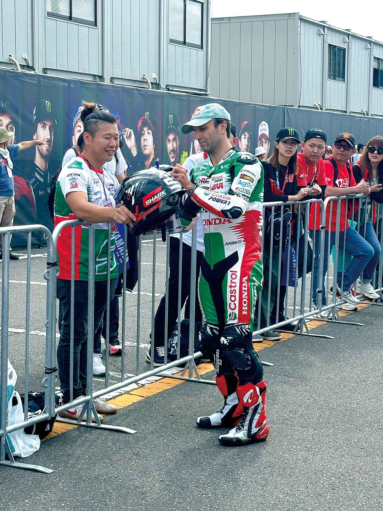 画像: ヨハン・ザルコ選手 ちょっとお高いパドックパスを手に入れると、走行の合間に移動する選手と出会え、サインをもらえる確率が格段にアップ。