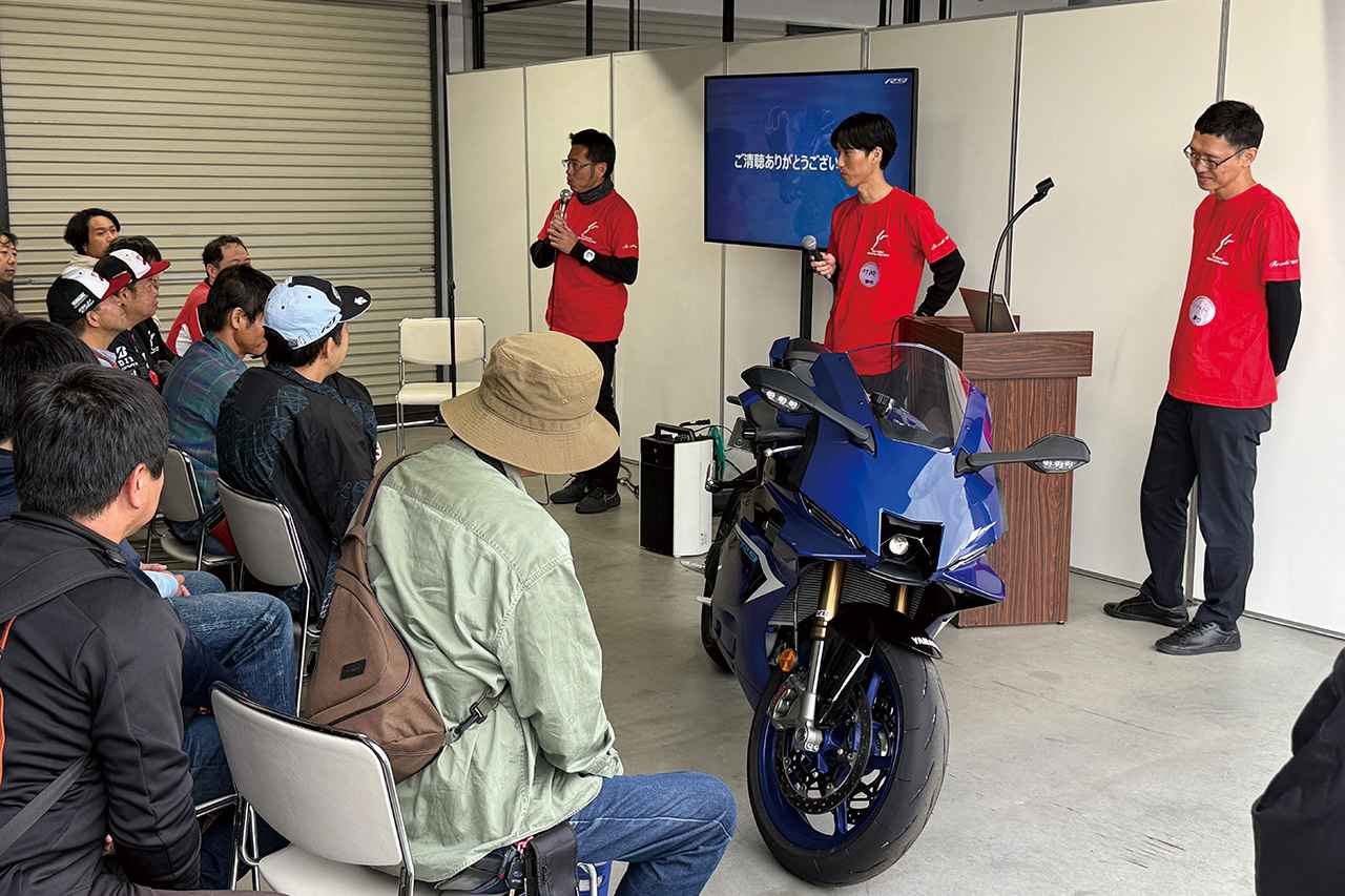 画像: ▲モデルごとの「開発者ライブプレゼンテーション」も実施。写真は「YZF-R9のDNAを解剖する」と題された回で、開発者によるトークセッションが行われた。