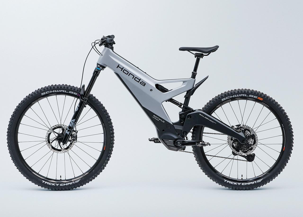 画像: フレームはMotoGPやF1にも使われるカーボン素材を使用。独自フレーム形状により軽量化・ハンドリング性能とデザイン性の両方を兼ね備える。