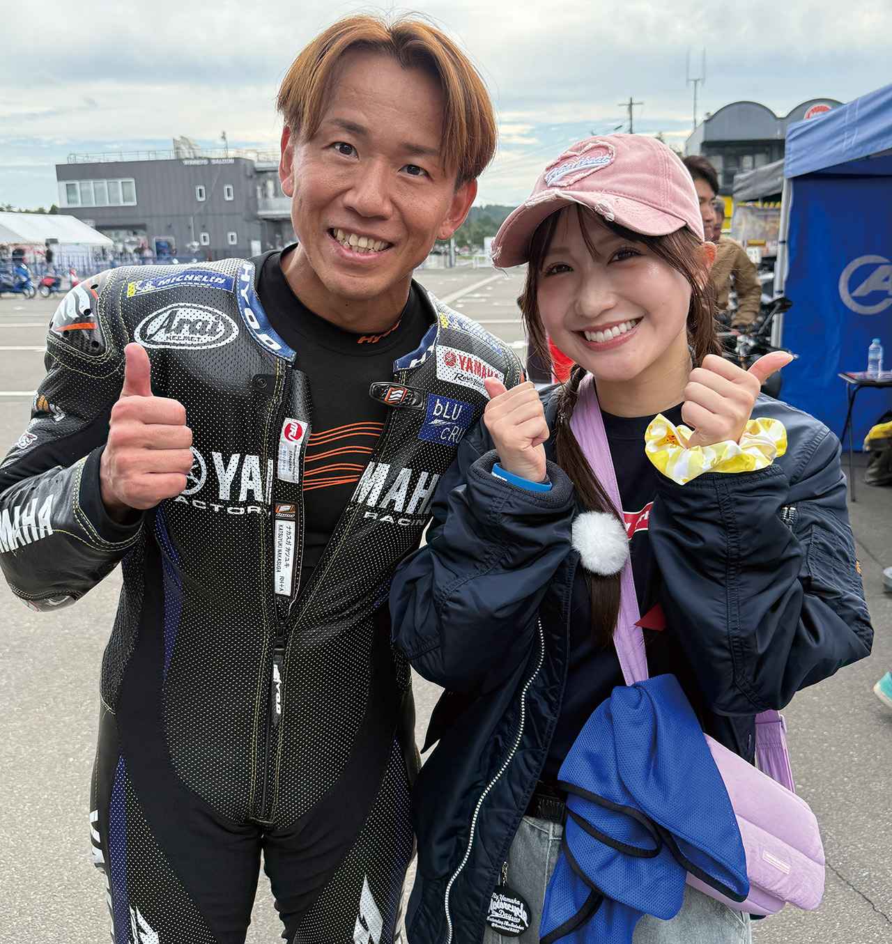 画像: ▲レーシングスーツのまま記念撮影に応じてくれた中須賀選手。エマちゃんも「応援してます！」とエールを送っていました。