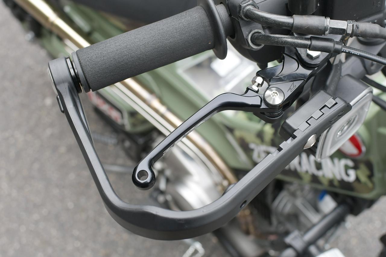 画像2: スロットル側はレバーの干渉を解消したい