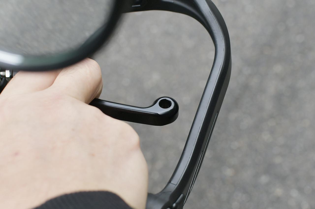 画像3: スロットル側はレバーの干渉を解消したい