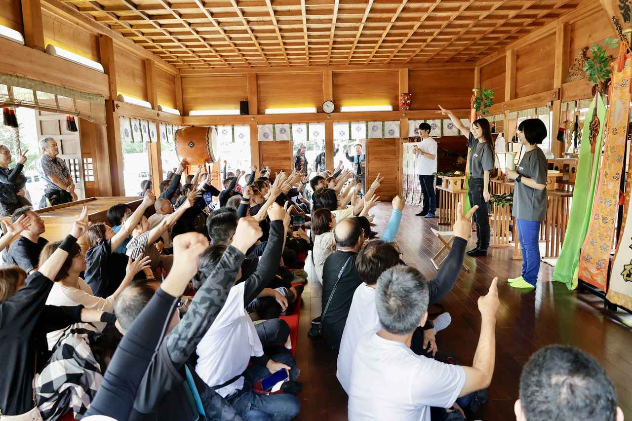 画像: そして、恒例のじゃんけん大会も開催。ライダーに限らず誰でも楽しめるイベントなので、景品はKADOYA製の公式御刻印守袋や大歳神社の御朱印帳などが用意されました。