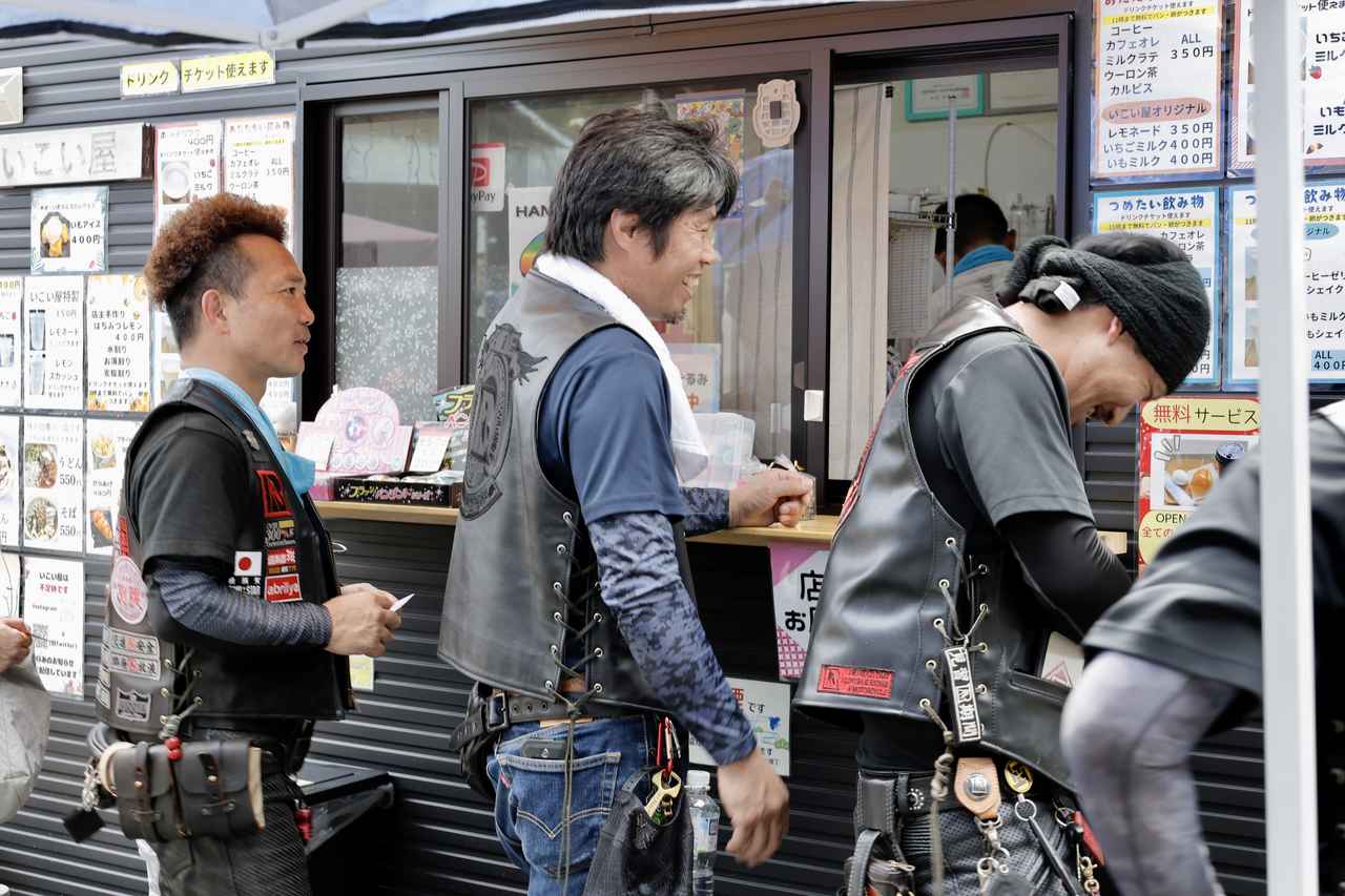 画像: 大歳神社の境内には金曜〜日曜日に営業しているカフェなど並んでいます。この日はイベント日とあってお店は混雑してました。