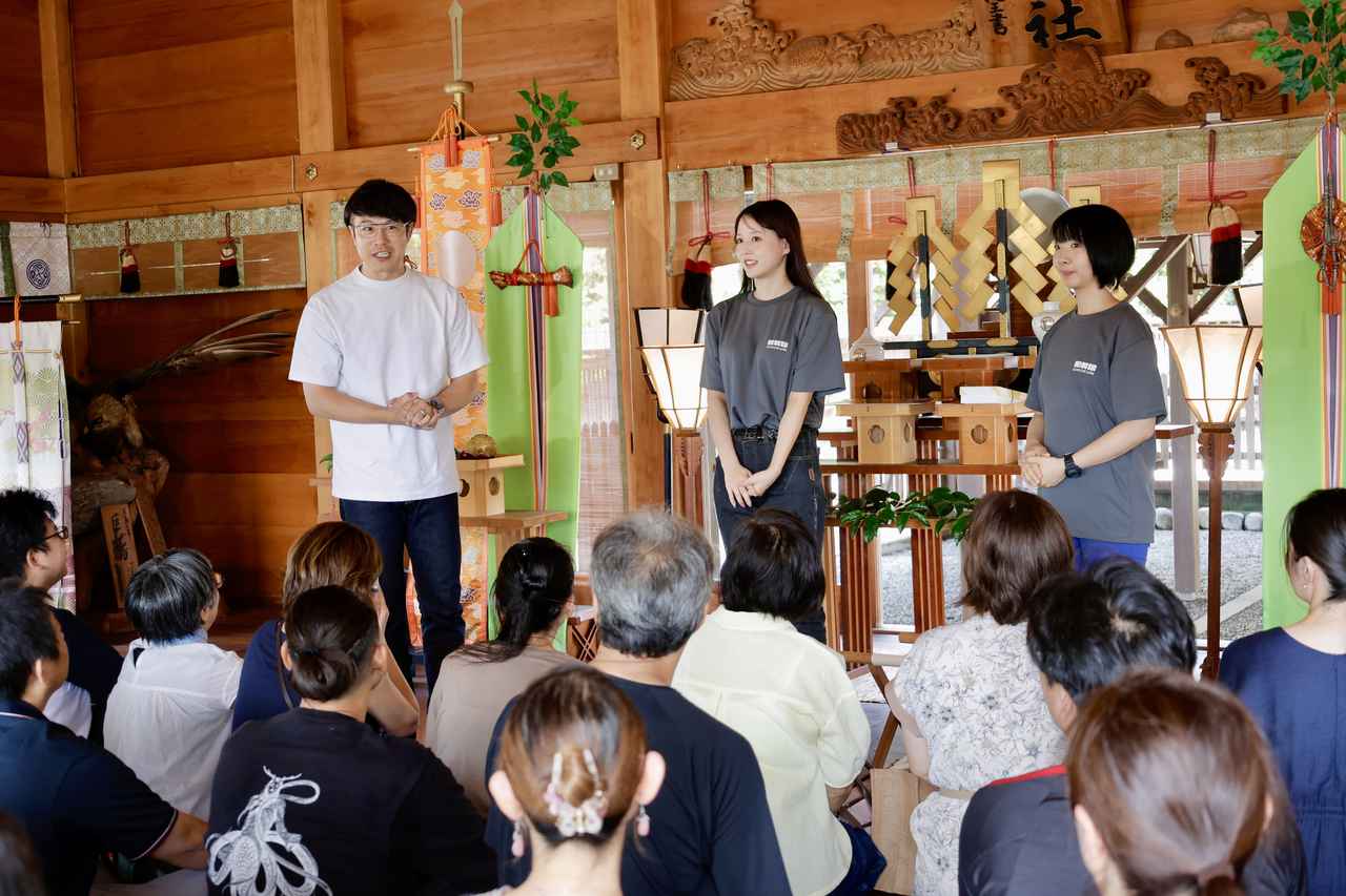 画像: 神社ソムリエ・佐々木優太の神社について分かりやすくて、思わず人に教えたくなる話とともに、ゲストのよりぴ、花野ちゃんの3名によるトークショーが開催されました。