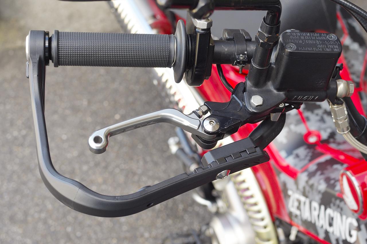 画像4: スロットル側はレバーの干渉を解消したい