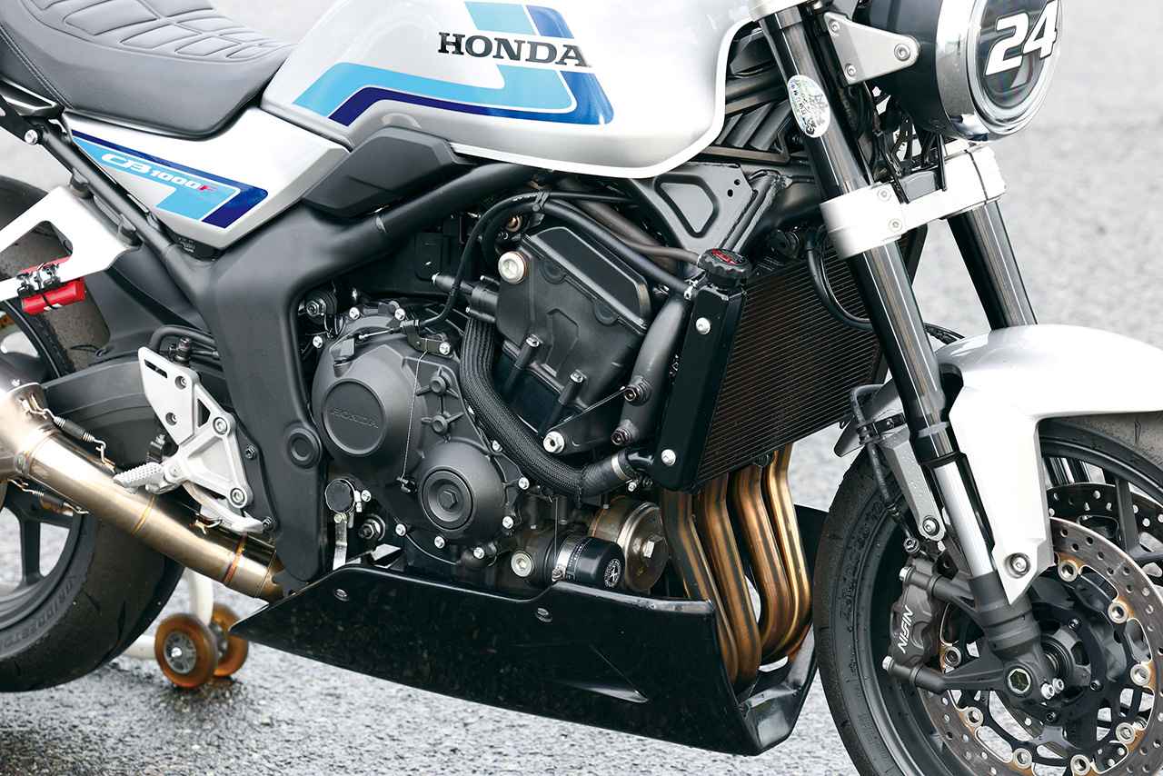 画像: レースレギュレーションで必要なアンダーカウルを急遽モリワキより借用。マフラーがモリワキレーサーとは異なるので、それに合わせて加工している。