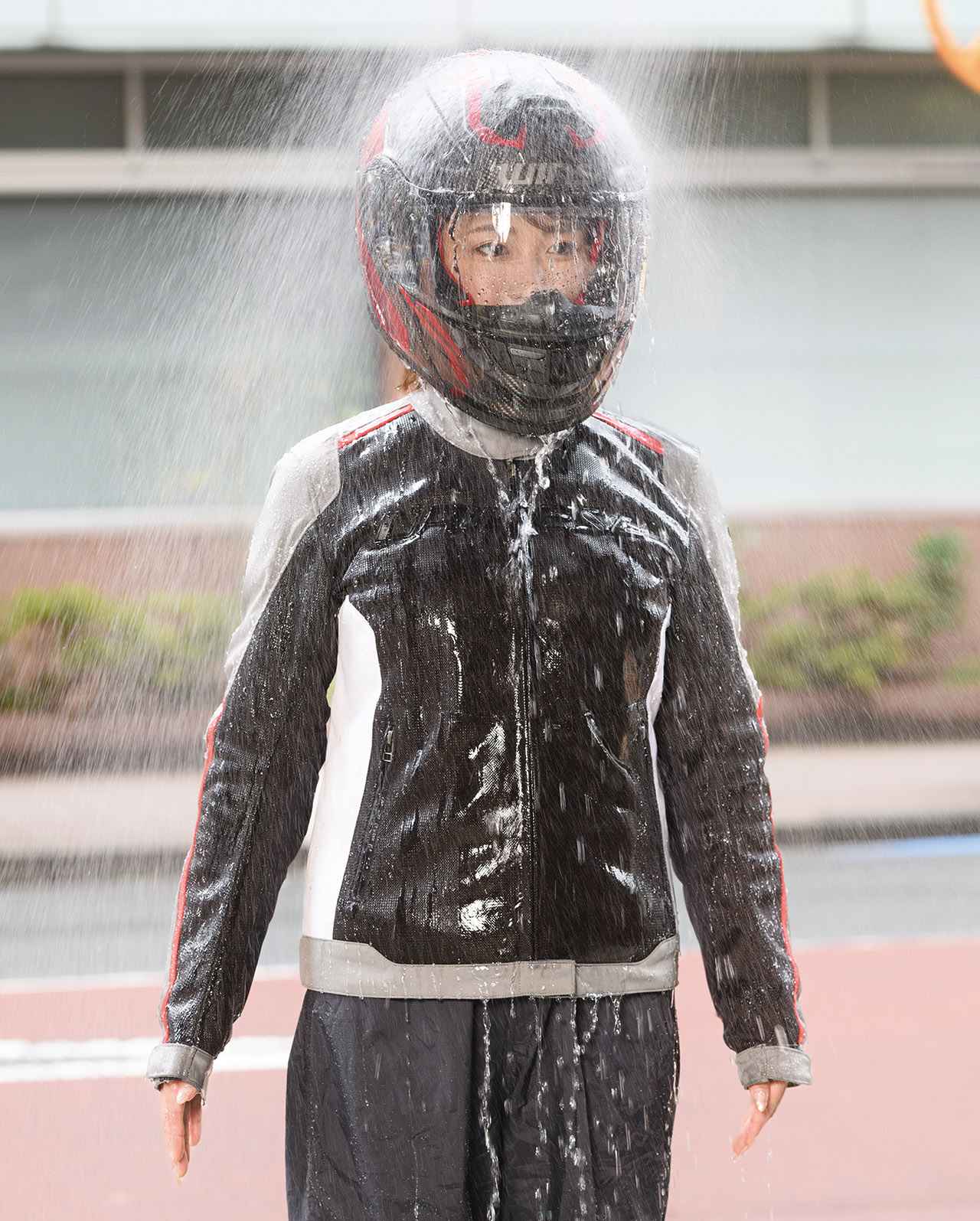 画像: 急な雨、寒さに対応するため、特にメッシュジャケットを着るときには携行すると安心。この様子を見た人は「ズブ濡れでかわいそう…」と思うだろうね。