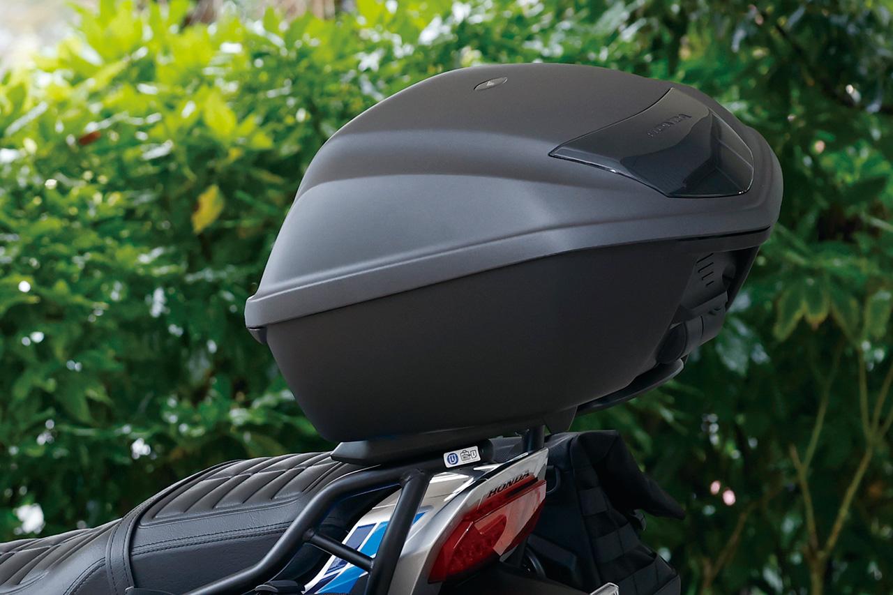 画像: トップボックス35L（税込価格：2万8600円）フルフェイスを1個収納可能で、容量約35L。取付には別売のベースやリアキャリアなどが必要となる。