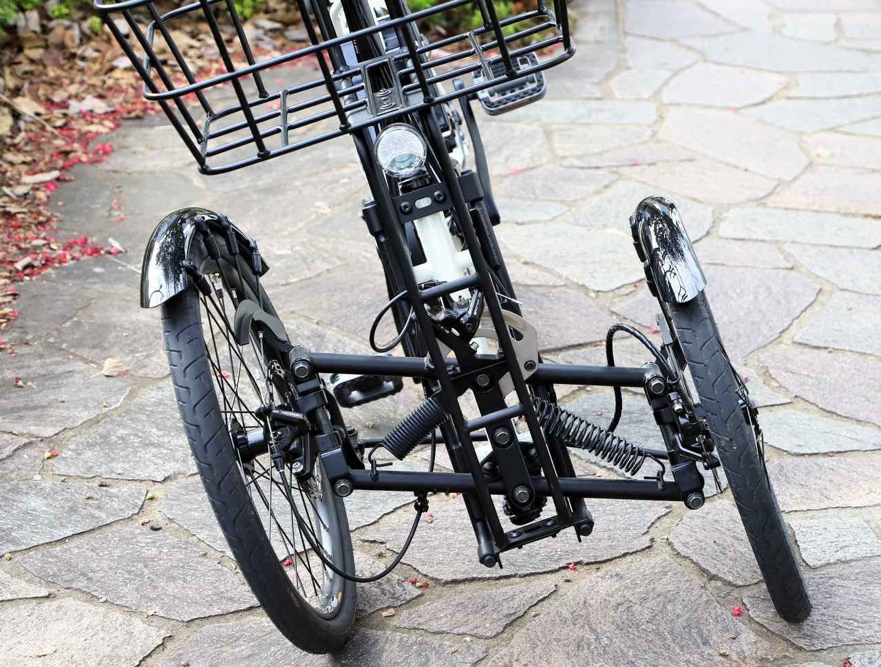 画像: ▲車体の傾きに同調して前輪も左右に傾く2輪ステア機構を搭載しています。