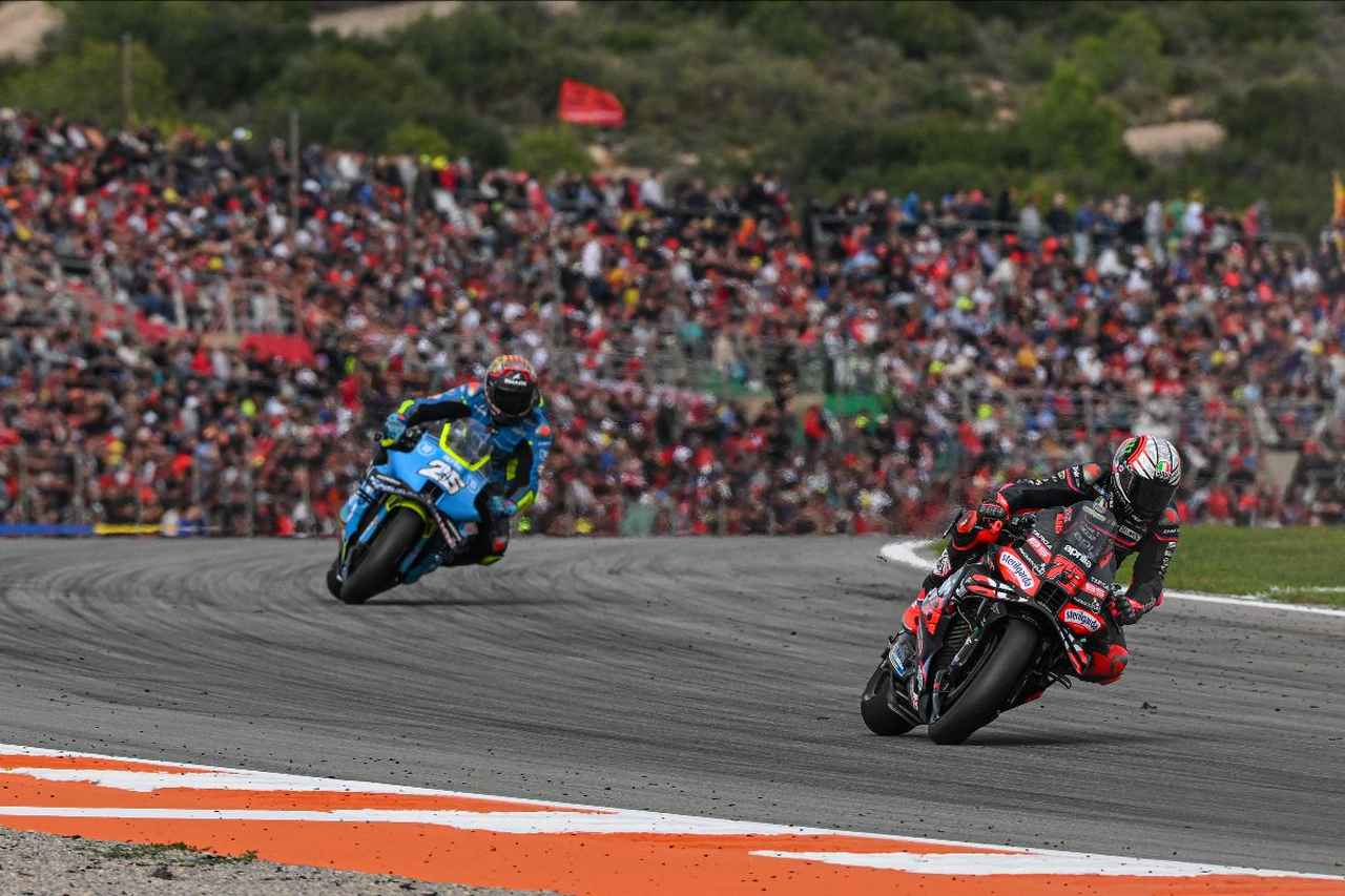 画像: ベッツェッキに迫るフェルナンデス。今季後半戦を象徴するトップ争いとなった。