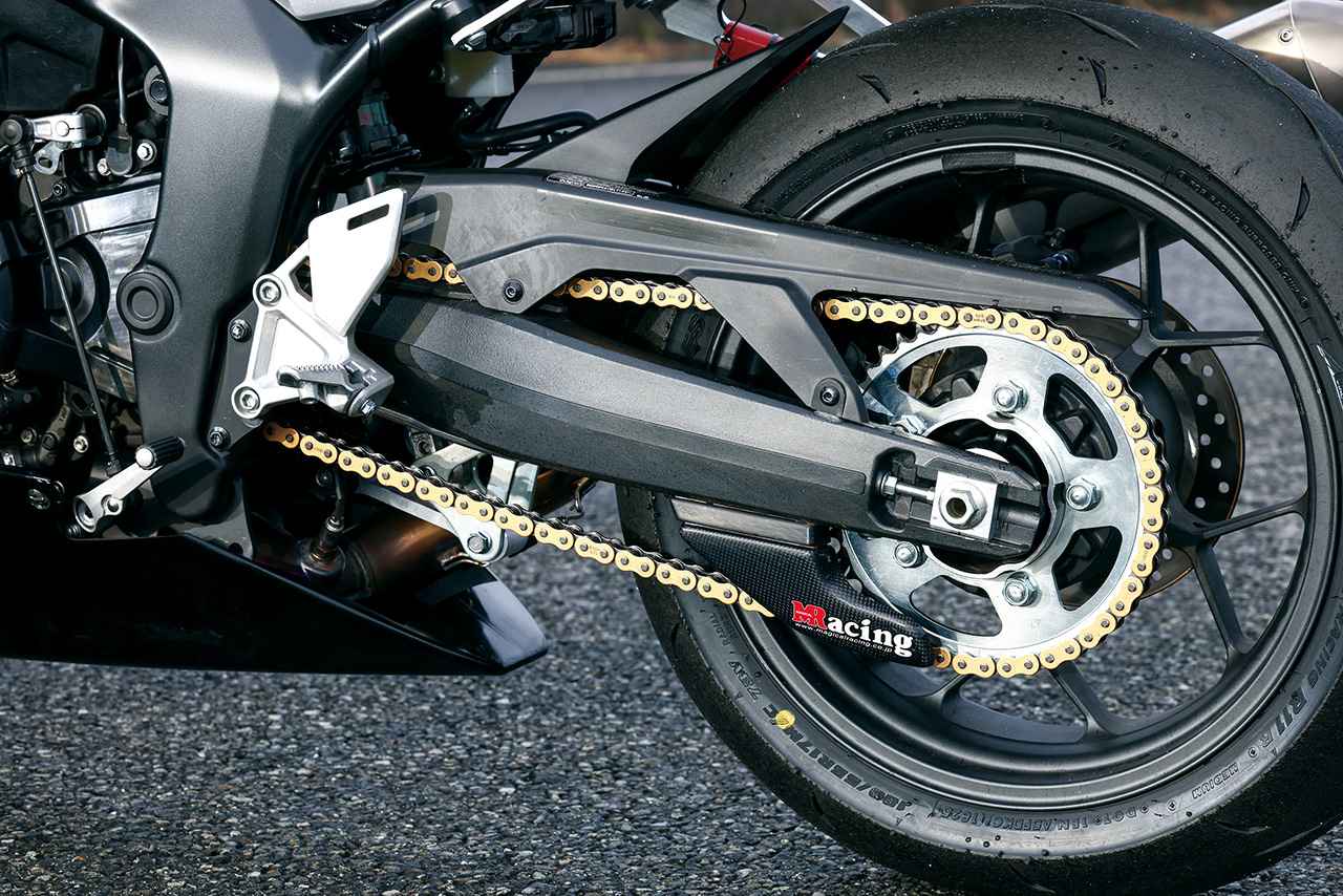 画像: リアサスは内部セッティングを強化したスタンダード版ホーネットの純正パーツ。ヒールプレート一体型のステップホルダーはホーネットからの流用。