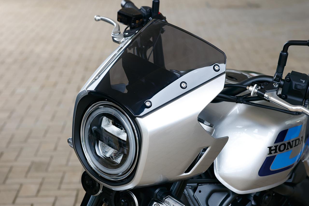 画像: ヘッドライトカウル（税込価格：9万6800円）／SEには標準装備されるカウルは、シルバーとブラックの2色をラインアップ。ブラックはグラフィック入り。