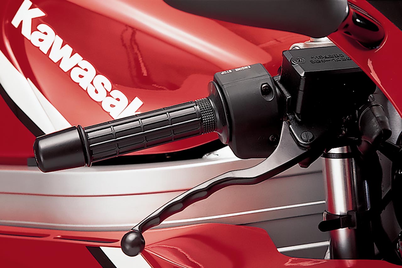 画像1: マスターシリンダーのリザーバータンクは一体構造。クラッチ側と同様にレバーの開き角を変える調整機構は持たない。