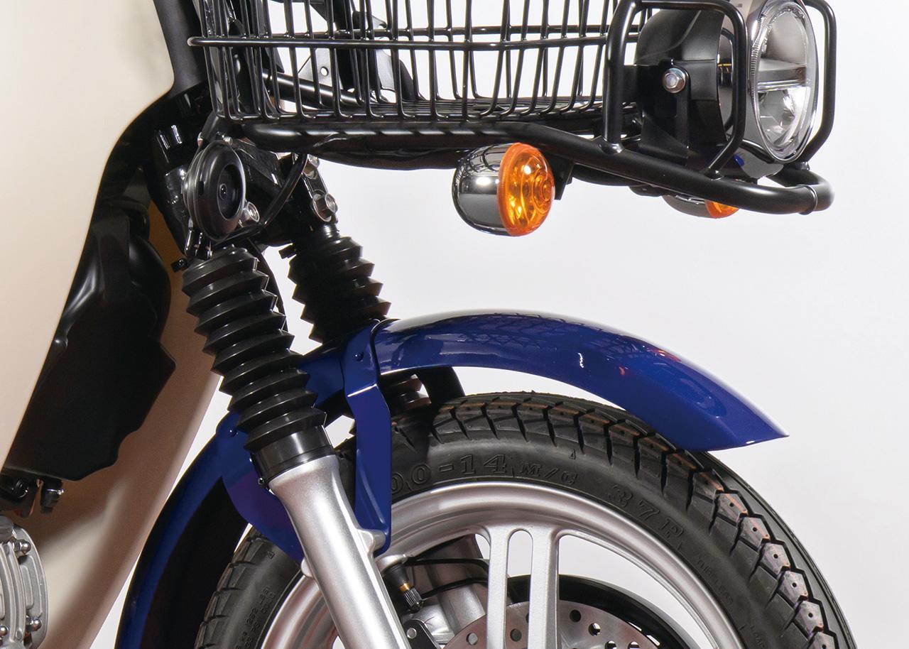 画像: 新基準モデルは他のカブLiteシリーズと同じく、原付二種であることを示す前後フェンダーの白い識別テープが省略されている。