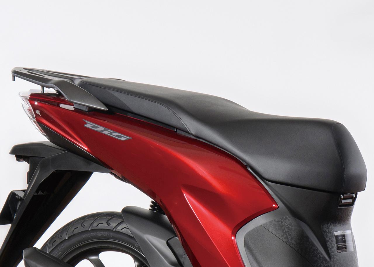 画像: 標準装備のローシートは底板を工夫することで、シート高は745mmと、ベースモデルのDio110より15mm低く設定されている。