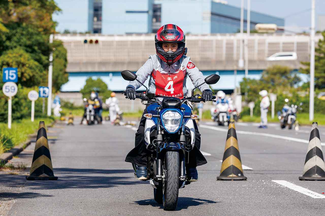 画像1: ▲講習会では始業前点検のほか、ブレーキの正しい使い方や、簡易的な一本橋、コーナリングを反復練習。普段バイクに乗り慣れているせんちゃんも、教習所以来久しぶりの内容に真剣な表情です。