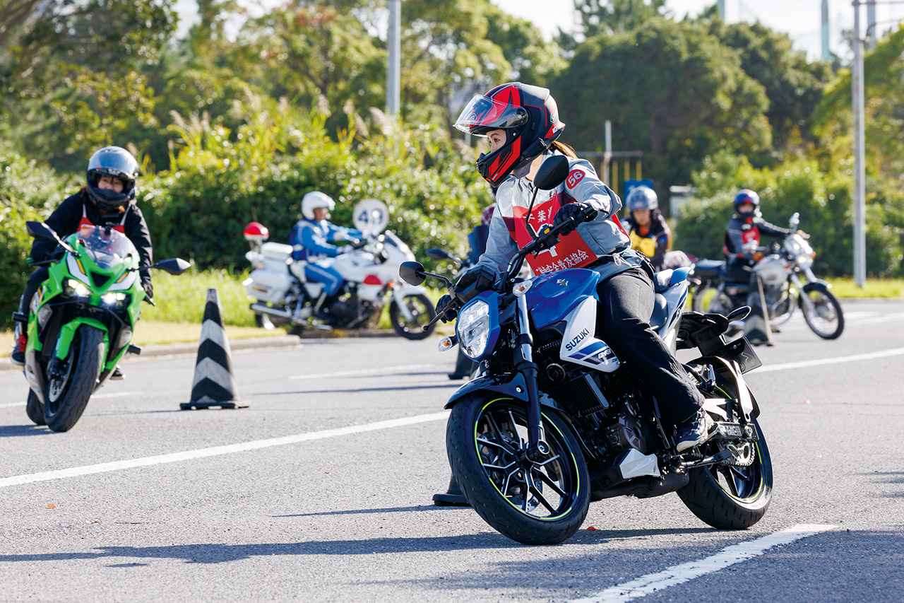 画像: ▲ひと通りのプログラムを終えて、最後は全員で列になってのコース走行。列の間に指導員さん、白バイ隊員さんがついてくれるので焦ることなく丁寧に走ることができました。