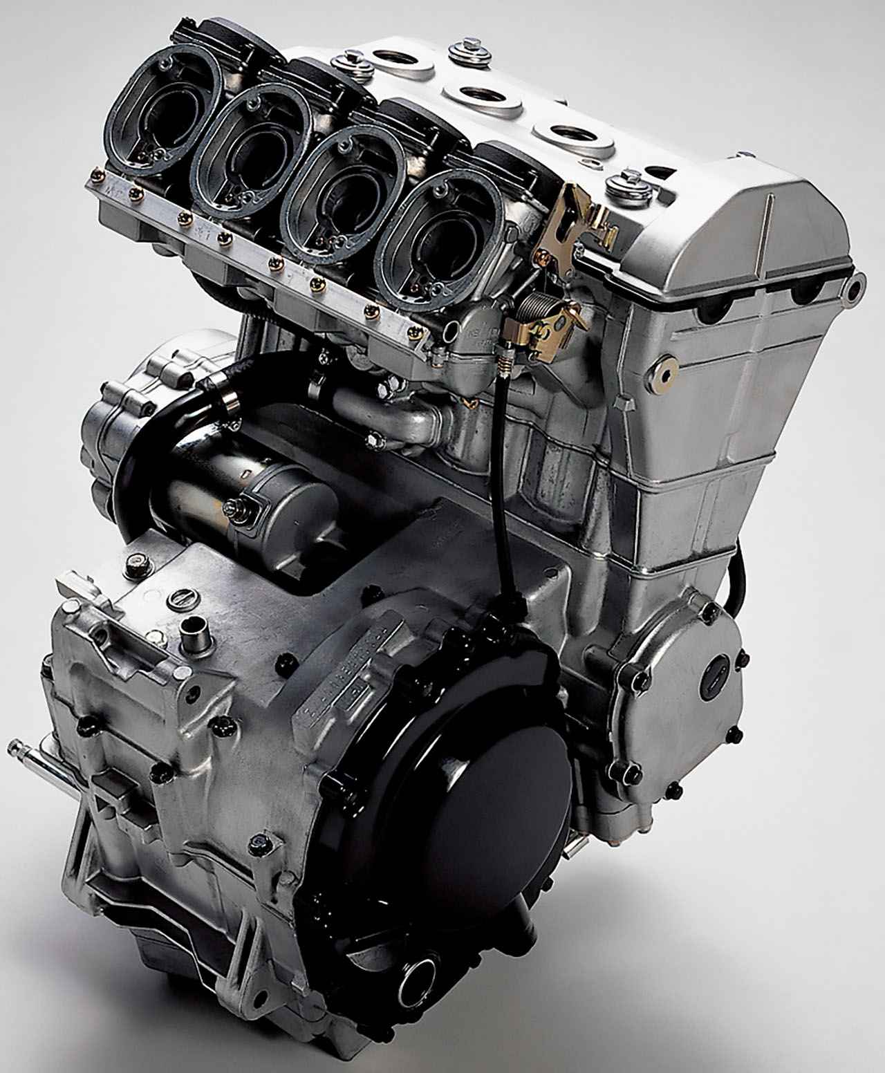 画像: 1988年に登場したZX-4のエンジン。高性能を追求した作りとなっており、吸気ポートを直線化するためのダウンドラフトキャブレターを採用し、高出力化だけでなく、小型･軽量化が追求された。今日の高性能エンジンの基礎と言える。レーサーレプリカと公言してはばからないぐらいだから、フレームとエンジンの基本構成には当時の最先端技術が詰め込まれていた。