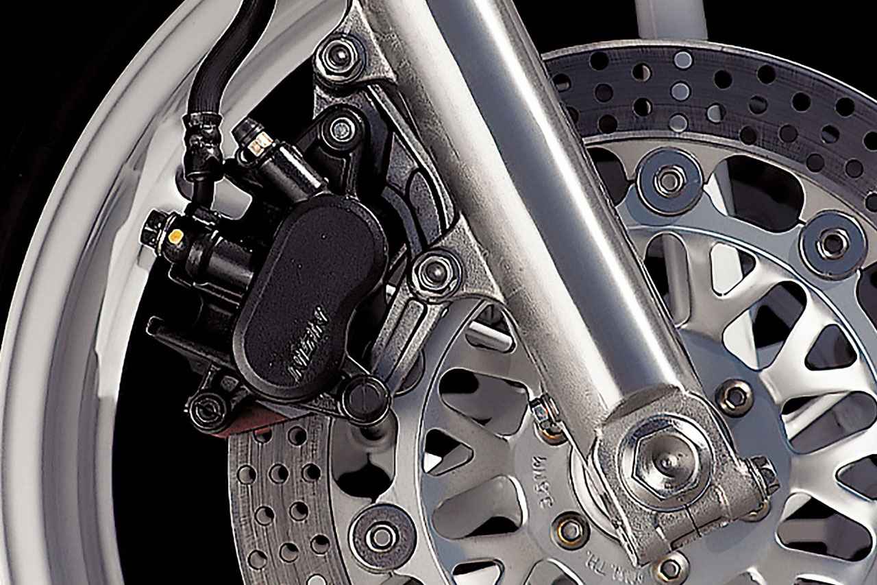 画像1: ブレーキディスクはフロントはΦ296mmのフローティング、リアはΦ220mmソリッド。フロント2ピストン/リアシングルの片押しキャリパーも従来モデルと同じ構造だが、外観がわずかに変化している。