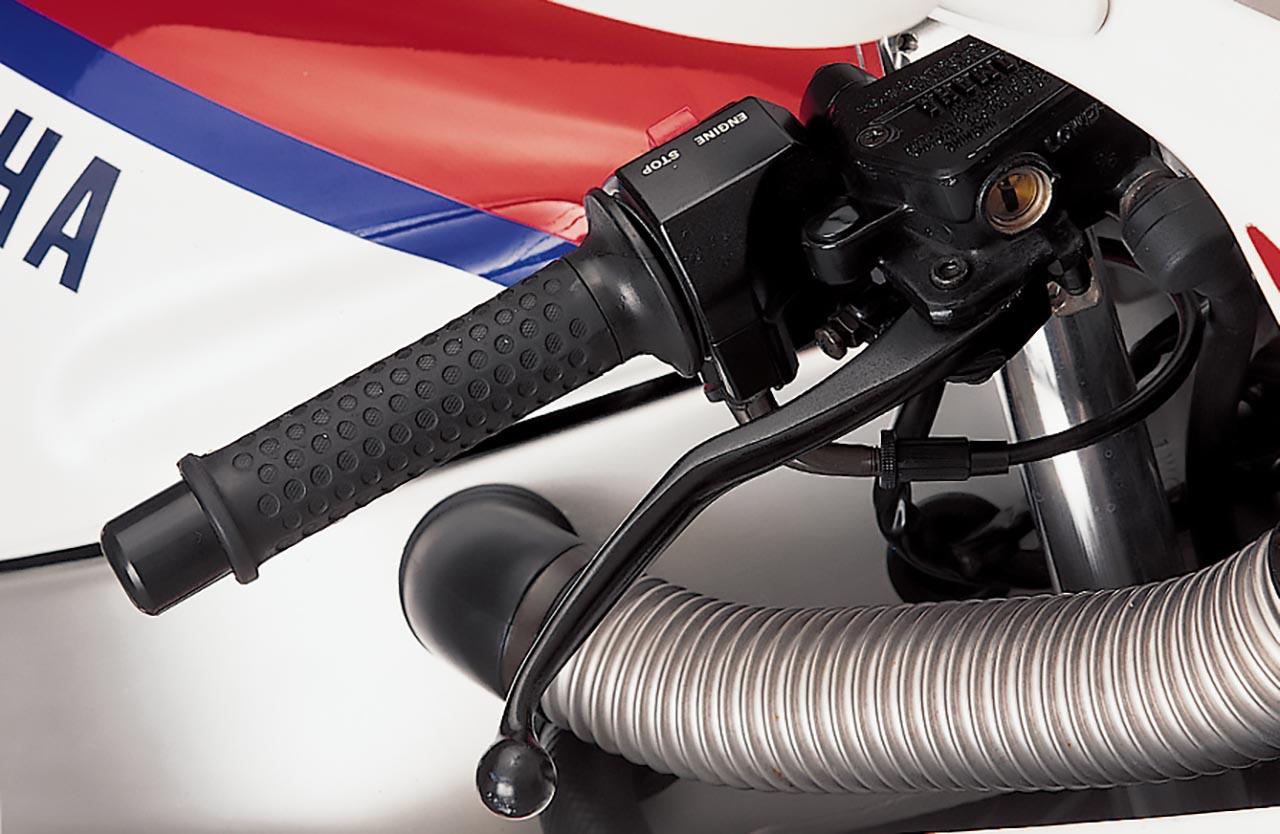 画像1: 一体型のリザーバータンクを備えるフロントブレーキのマスターシリンダーや、ワイヤ作動のクラッチレバーは他のヤマハ車に通じる意匠。左右ともレバーの開き角は調整できない。