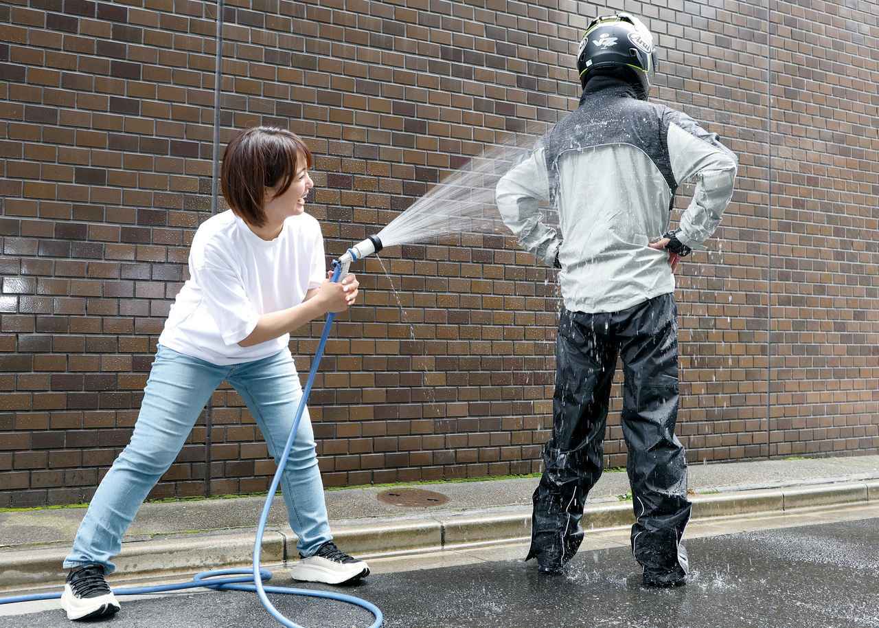 画像: デイトナ「ハイパフォーマンスレインウエア」着用レビュー- webオートバイ