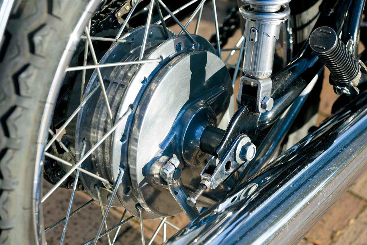 画像: 有効径180mmのドラム式ブレーキをリア側に採用。消音器は3つのセパレーターを持つ厚みのある構造であり、排気音の静かさもセールスポイントにしていた。