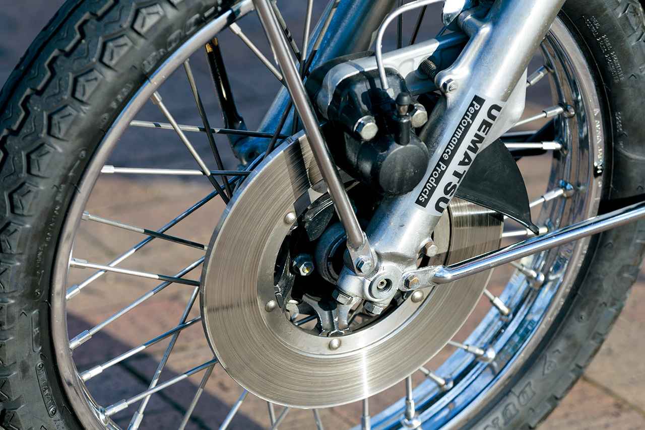画像: 有効径214mmのフロントディスクブレーキを採用。このキャリパーのパッドと、リアブレーキのライニングの残量は、ともに外部から目視できる設計となっていた。