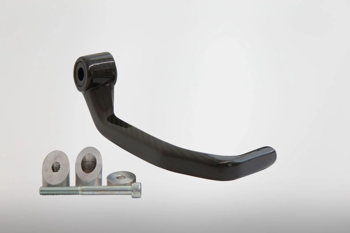 画像: TSR-DRY CARBON BRAKE LEVER GUARD  ハンドルパイプの内径が19㎜、ブレーキレバーがハンドルバー内側に収まっていれば装着が可能なTSRドライカーボンブレーキレバーガード。価格／3万8500円。