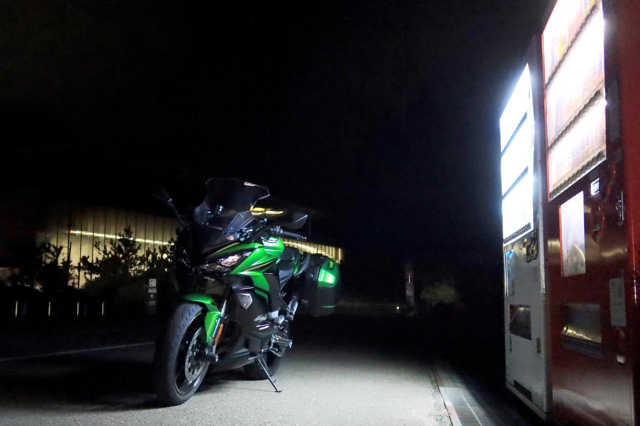 画像: ▲この自動販売機の裏側に日本海が広がっている。