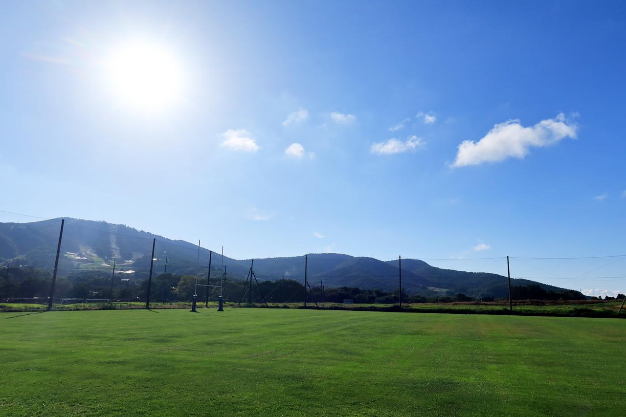 画像1: ▲菅平高原の町営グラウンド。こんな綺麗な芝生でスポーツし放題なんて町の人がうらやましい。
