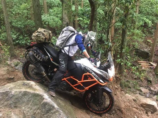 画像: ▲ハードなオフロードツーリングを楽しむ澤社長。「CEO」の顔から「ライダー」の顔に戻る瞬間です。