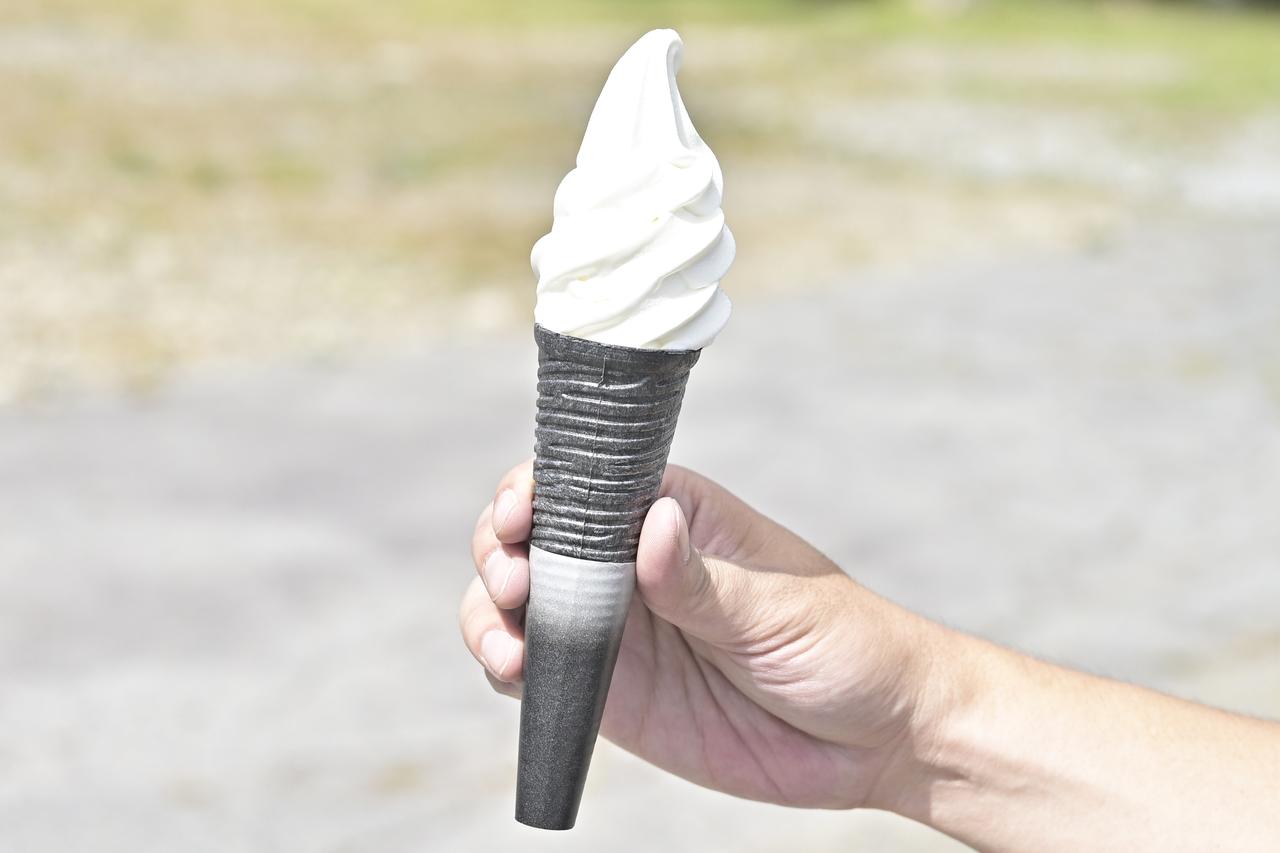 画像: ▲霧ヶ峰高原のライダーが集まる駐車場で、ソフトクリームを食べた。500円。濃厚だけど後味はさっぱりしていて、美味しい。来るたびに変わった味にトライしようと思うが、いつもバニラを選んでしまう。今回も“ライダーの義務”を果たせてよかった。