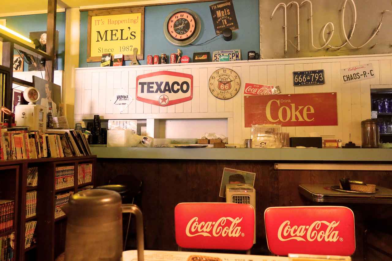 画像3: ▲内観も外観もおしゃれな、焼きカレー屋MEL’s。Ninjaと写真を撮っていいか尋ねると「思う存分撮ってって」と快く許可をくださった。