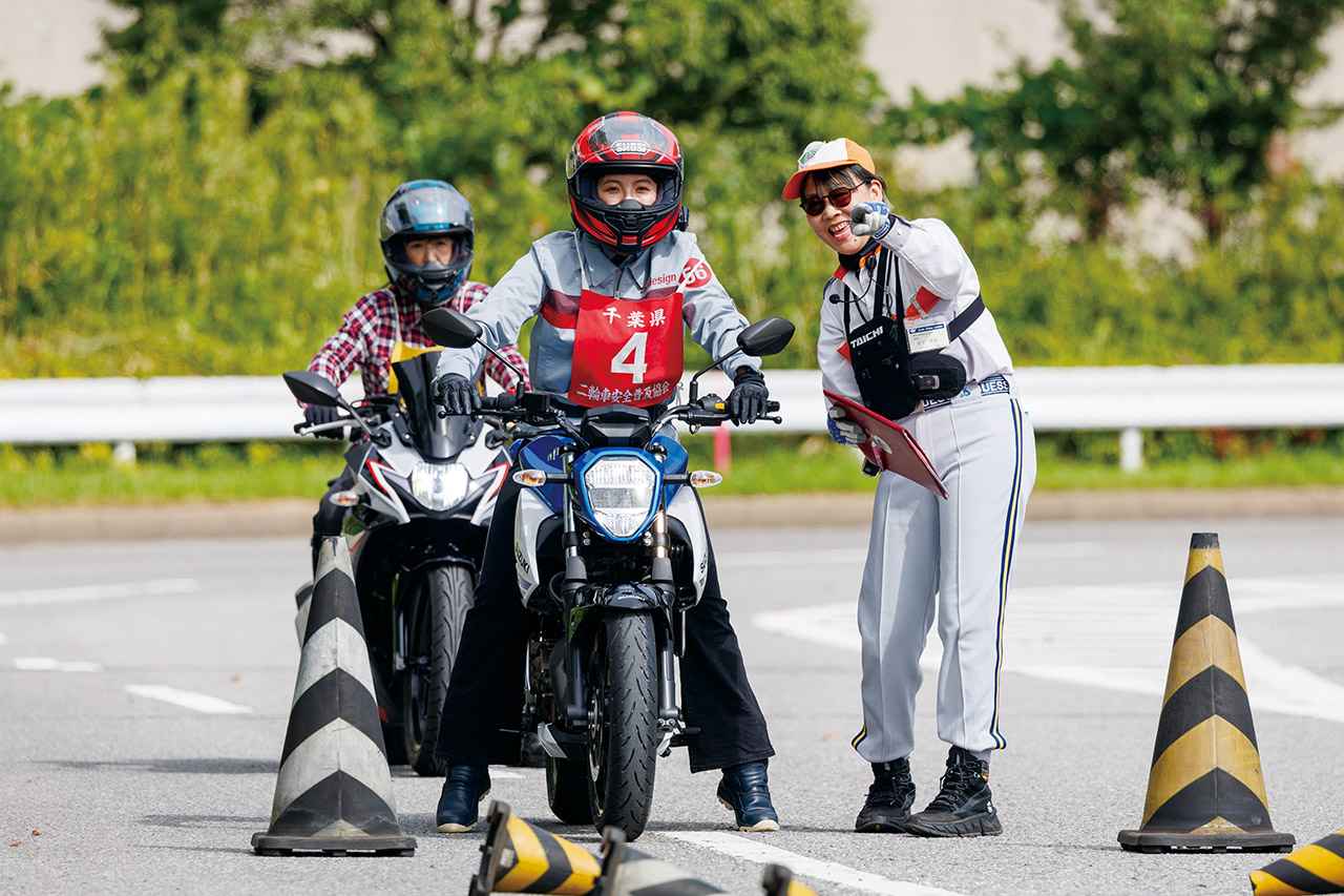 画像2: ▲実際に規定のコースを走ったのち、指導員の方が乗り方についてフィードバックをいただけます。女性指導員さんとのお話にせんちゃんも思わず笑顔に！