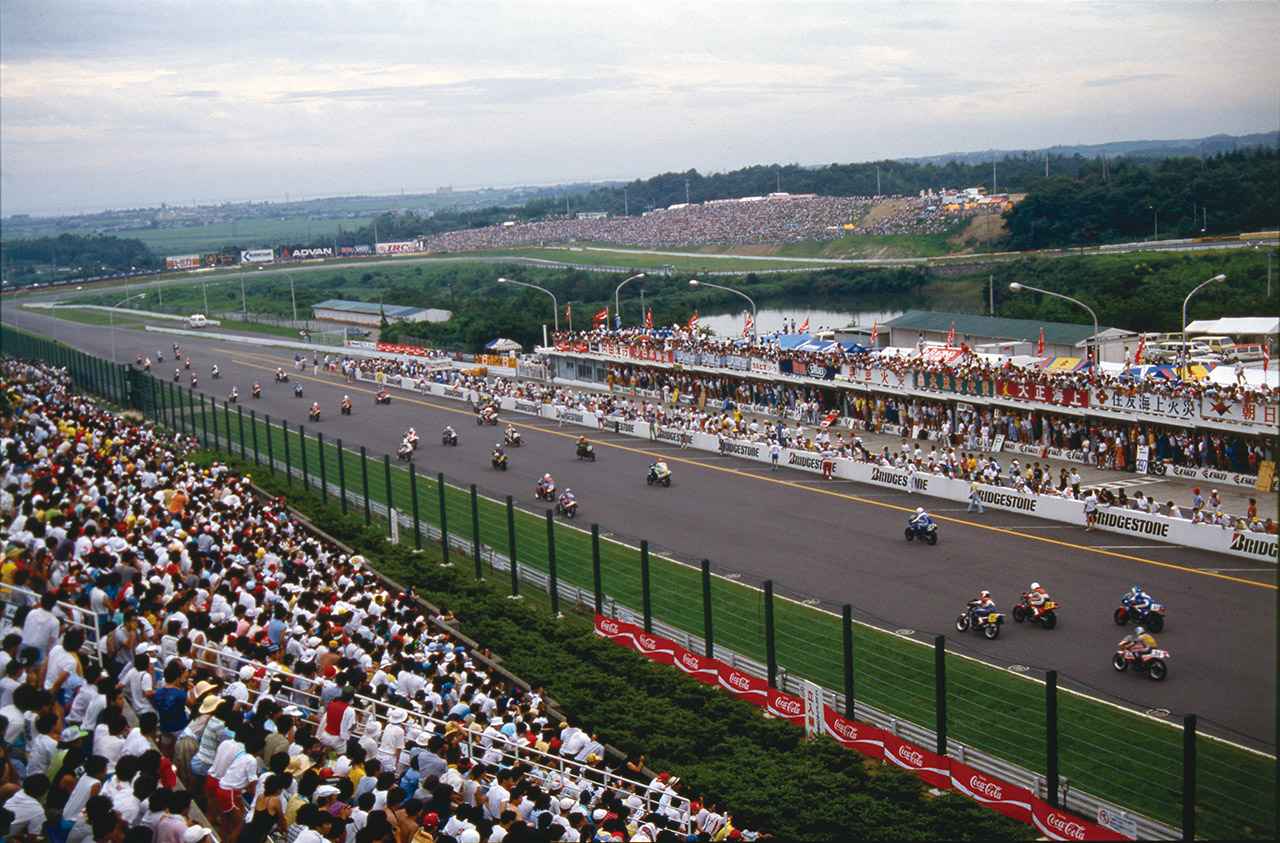 画像: 当初、鈴鹿8時間耐久のサポートレースとして始まった4時間耐久だが、1980年代後半には決勝出走60台枠に対して600台を超えるエントリーが集まり、「ライダーの甲子園」と呼ばれるまでの人気を誇った。