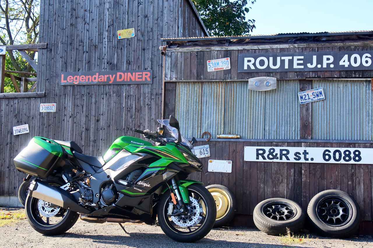 画像2: ▲内観も外観もおしゃれな、焼きカレー屋MEL’s。Ninjaと写真を撮っていいか尋ねると「思う存分撮ってって」と快く許可をくださった。