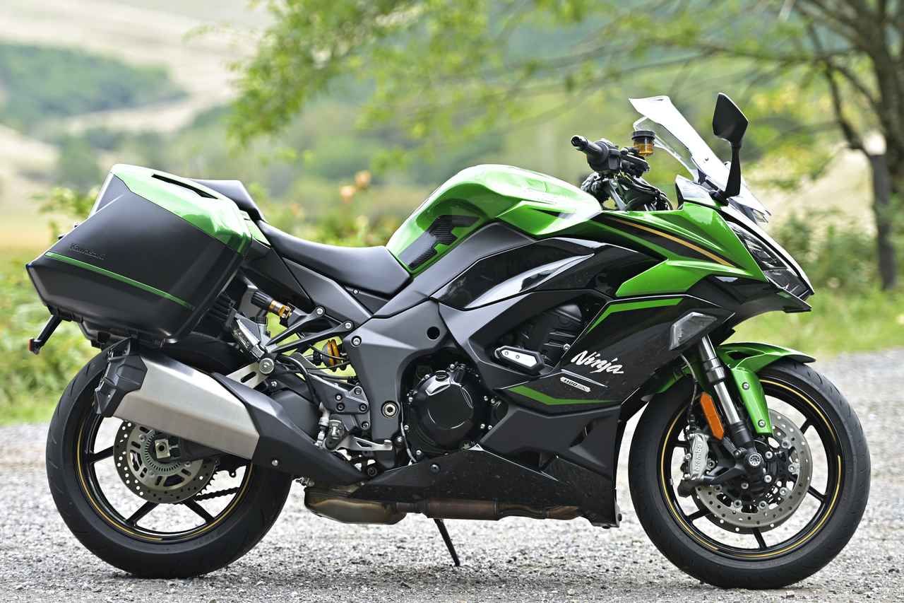 画像: Kawasaki Ninja 1100SX SE 2025年モデル 総排気量：1098cc エンジン形式：水冷4ストロークDOHC4バルブ並列4気筒 シート高：820mm 車両重量：235kg 発売日：2025年3月29日（土） 税込価格：198万円 ※撮影車両はパニアケースキット、フレームスライダー、タンクパッドなど一部アクセサリーパーツを装着しています。