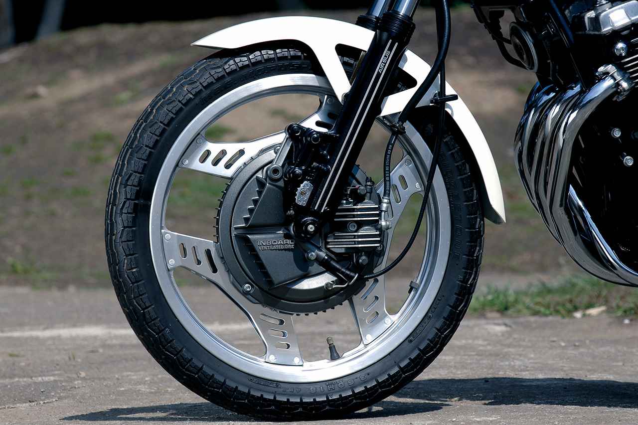 画像1: 鋳鉄製のディスクは制動力とタッチに優れるが、すぐに錆びて美観上優れないためインボード化された。アンチノーズダイブ機構のTRACも装備。