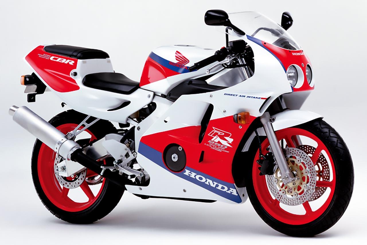 画像: ホンダ「CBR250RR」(1990年):カムギアトレインを採用する並列4気筒エンジンをアルミフレームに搭載するCBR250フォアが1986年4月に発売され、同車は1987年にフルカウルを備えるCBR250Rに進化。翌1988年には、2灯式ヘッドライトを持つ外装やメインチューブの断面形状を改める変更を実施。さらに1990年には、全面刷新したCBR250RRに生まれ変わった。